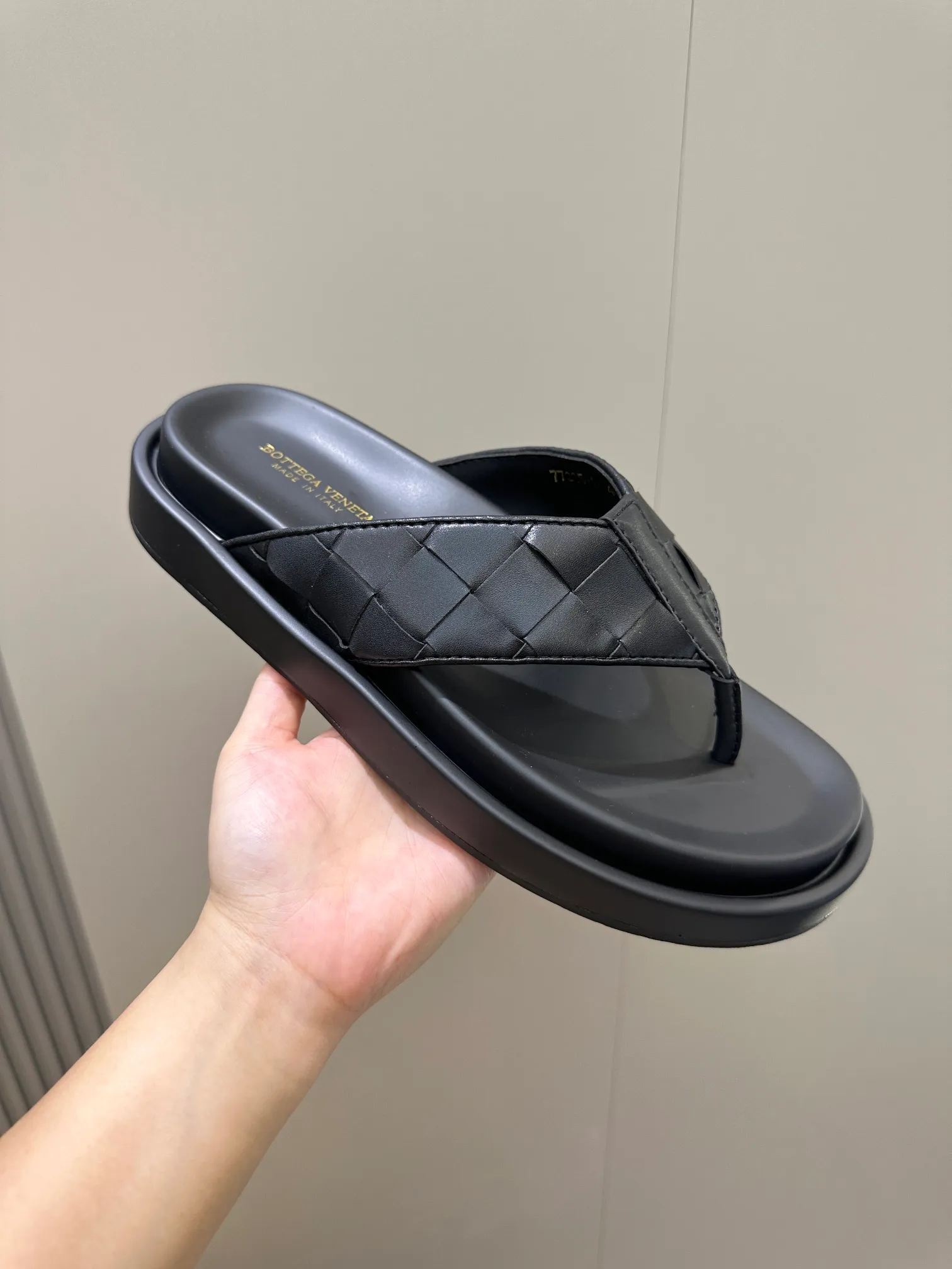 Factory price: 360💰BV hand-woven men's slippers and sandals - suitable for walking. It still emphasizes minimalism and practical wearability, but is full of vivid artistry. Super classic, luxurious and comfortable, imported cowhide + cowhide lining + lightweight outsole Size: 39-44 (customized at 38.45)